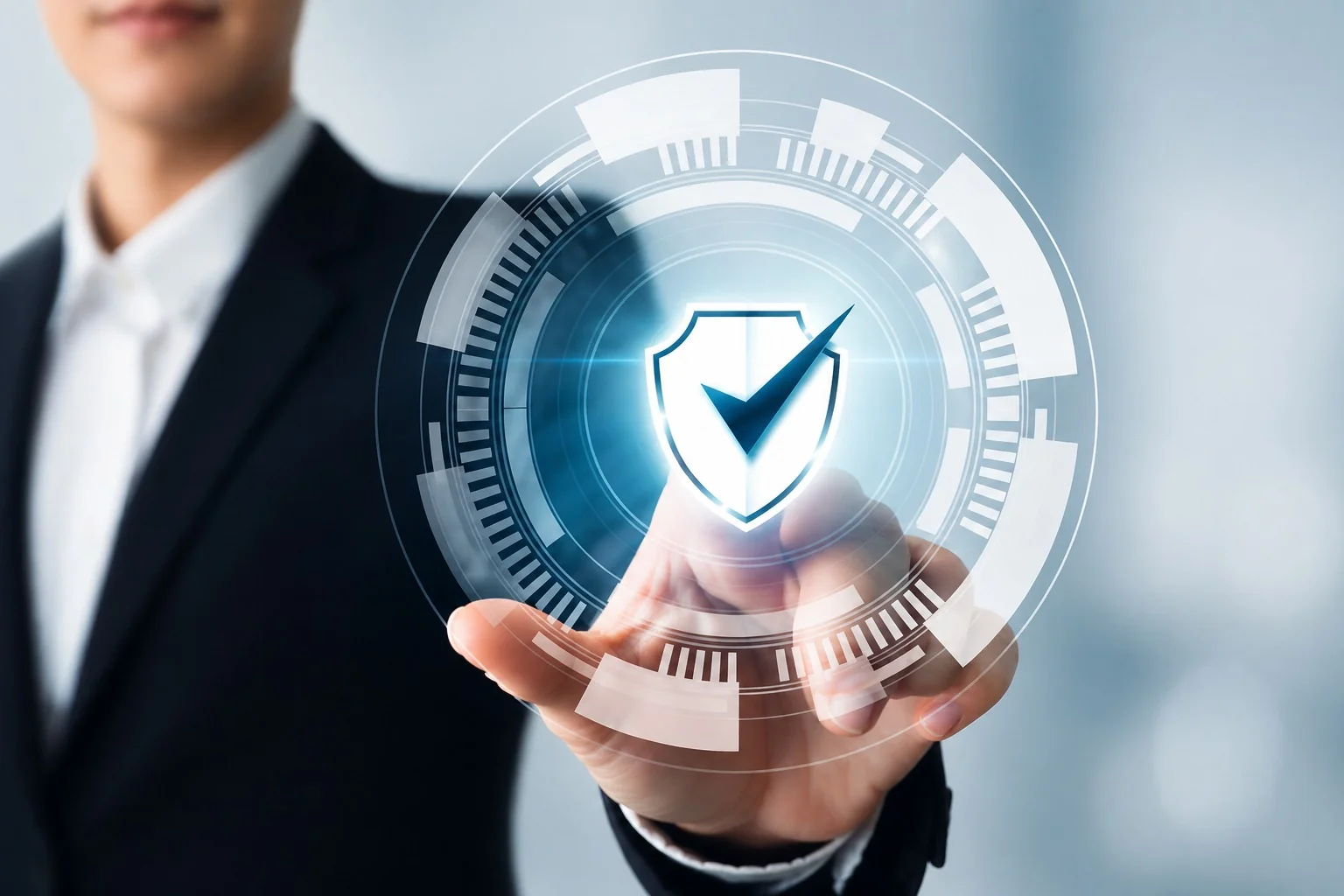 Equipo de Alto Contacto revisando protocolos de seguridad de la información